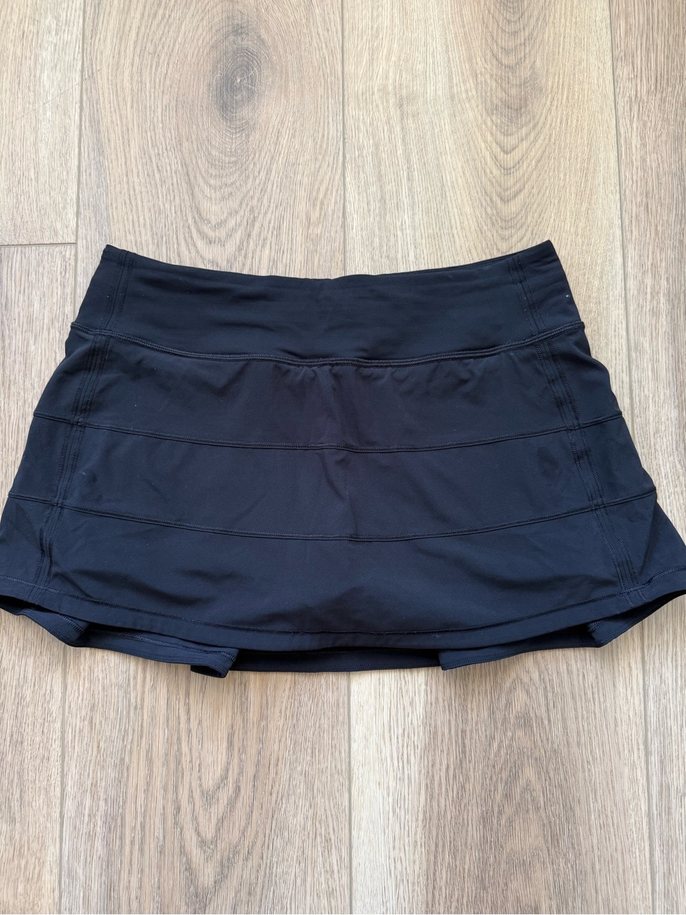 Lululemon - Women’s Tennis skirt - size 6 like new